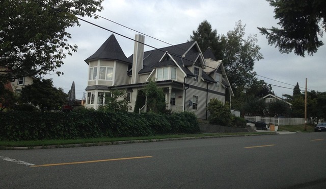Beautiful victorian house, walk to shopping & historic district, & so much more