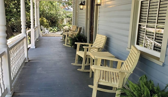 Beautiful Victorian-style home - 15 min from beach