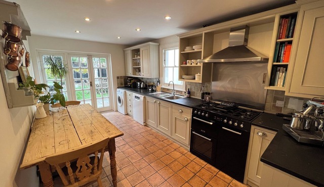 Beautiful Victorian townhouse close to tube!