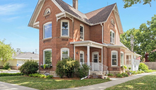 Beautiful Victorian Home One Block from Mississippi River!