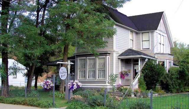 Beautiful Victorian Downtown 4 bedrooms 3 bath sleeps 10 pp for $595