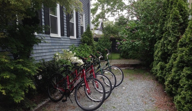 Beautiful victorian w/big garden, Tesla/EV charger, 2 blocks from water