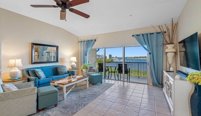 Beautiful Views! Water front! Two Bedrooms and Two Baths with free wifi and beach equipment