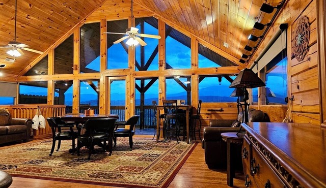 BEAUTIFUL view-2 Hot Tubs-Resort Pool-3 miles to Parkway, 5 miles to Dollywood