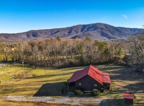 Beautiful View! Log cabin,Fireplace,Hot Tub,Arcade,Pool,Fishing