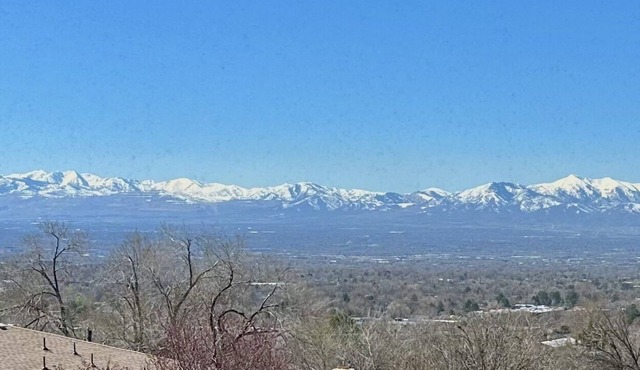Beautiful View, Quiet & Convenient Location near U of Utah, Shops, Skiing, More!