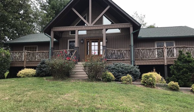Beautiful Views & Easy Access. 15 min to Waynesville and 30 Min to Asheville