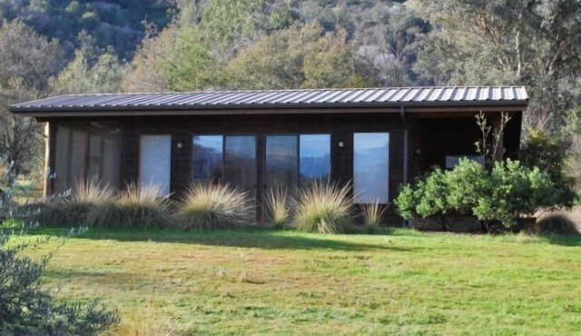 Beautiful Views. Fully Furnished Cabin. Locally owned