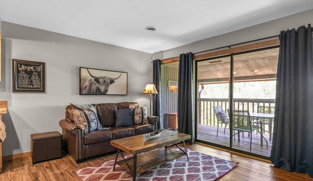 Beautiful Views! King Bed, 1 Mile to Silver Dollar City, 2 Pools! | 2-8