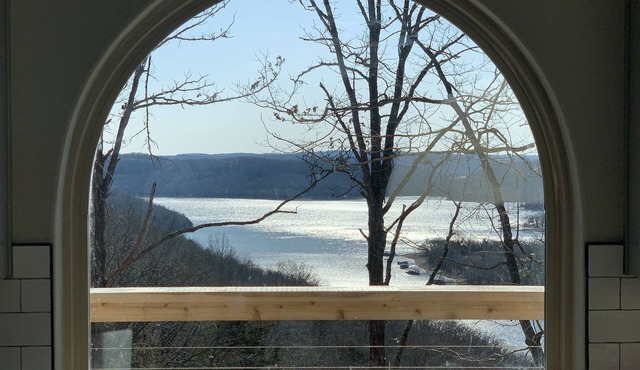 Beautiful Views! New chalet (cabin) in Ozark Mountains on Beaver Lake!