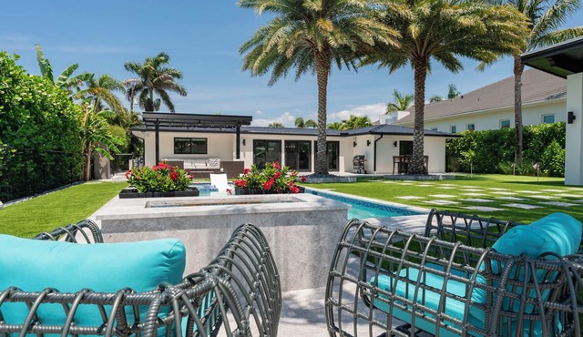 Beautiful views of Naples Bay and walking distance to 5th ave!