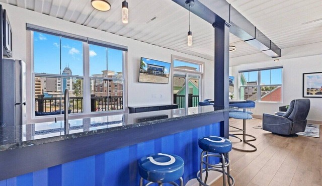 Beautiful Views of Indy Skyline! Custom Home