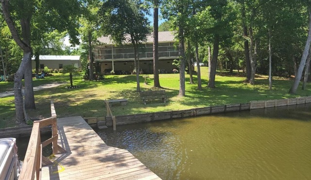 Beautiful views on Lake Wateree with large screened in porch, 3 bedroom, 2 bath.