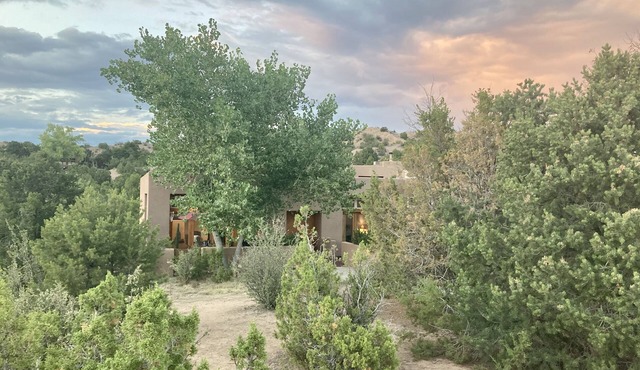 Beautiful Views, Privacy, next to Four Seasons, 10 min to Plaza, nice decor