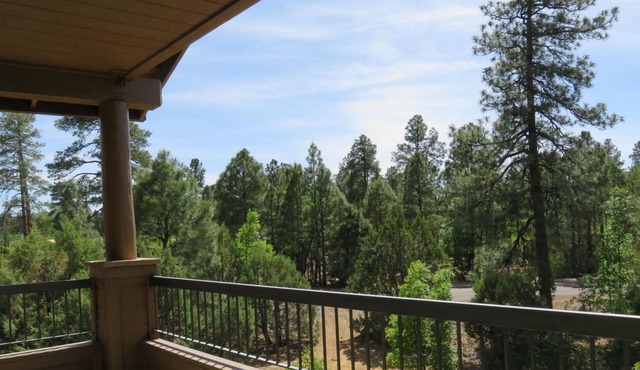 Beautiful views & year round get away: hike/dish/swim/ski/dine/relax