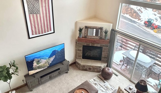 BEAUTIFUL VIEWS! Your Mountain Chic Oasis awaits - perfect location