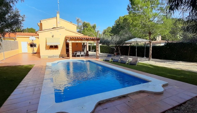 Beautiful villa with private pool, garden, for 9 people, air conditioning, wifi