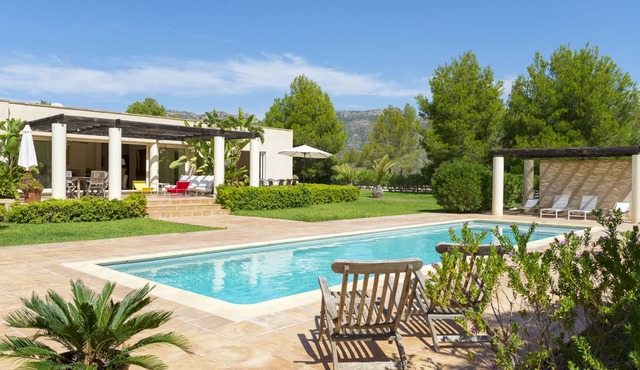 Beautiful villa, spacious and bright, between sea and mountains