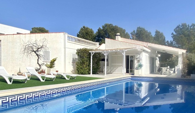 Beautiful Villa with Pool, Near Beach and Marina, Sleeps 7