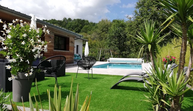 Beautiful villa with private (heated) swimming pool, quiet, close to the beaches.