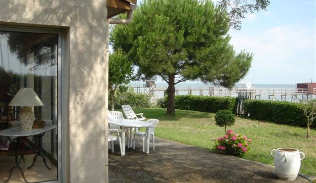 Beautiful VILLA 100m2 with view and direct access to the sea, 3 bedrooms, bathroom, living room, in enclosed park