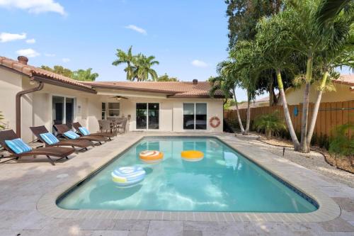 Beautiful Villa 4 BD 3 BA with Heated Private Pool, Close to Beach