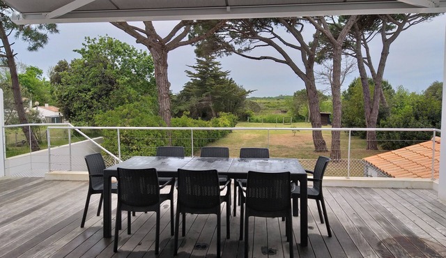 Beautiful villa 5 minutes from the beach. Pets welcome.