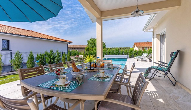 Beautiful Villa 500 m from the Lake with Pool and Air Conditioning