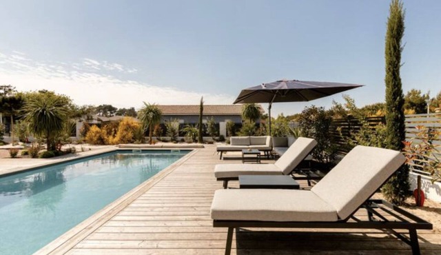 Beautiful villa 800m from the ocean - 5 bdrms 12 pers - heated salt pool and pétanque court