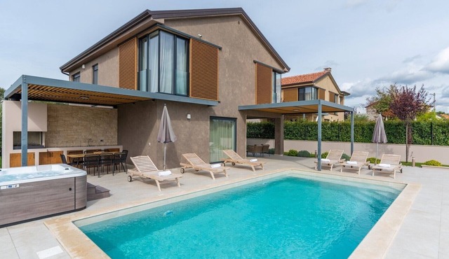 Beautiful Villa Albona with swimming pool, jacuzzi and sauna