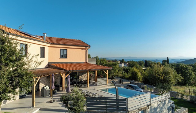 Beautiful Villa Dominika in Rakotule with endless pool