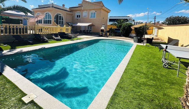 Beautiful villa, large heated pool, independent studio in ciudad quesada Wifi