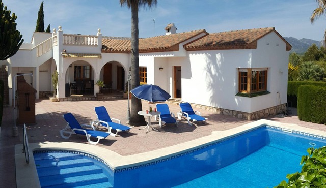 Beautiful Villa, WIFI, Air-conditioning, Private pool, not overlooked, 8 people