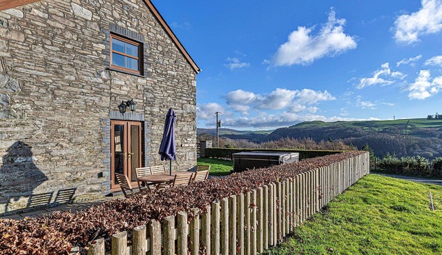 Beautiful villa for 6 people with hot tub, WIFI, TV and pets allowed