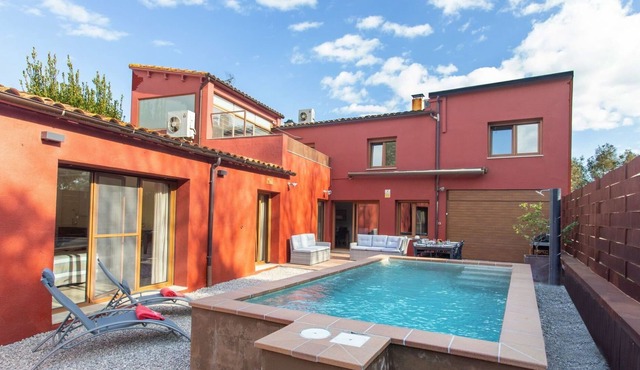 Beautiful villa for 12 people with A/C, WIFI, private pool, TV, patio, pets allowed and parking