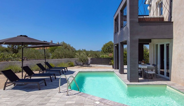 Beautiful villa for 5 guests with A/C, hot tub, WIFI, private pool, TV, terrace and pets allowed