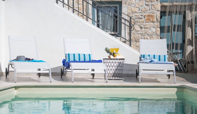 Beautiful villa for 5 guests with A/C, private pool, WIFI, TV, terrace and pets allowed