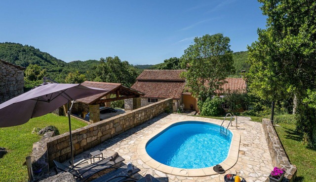 Beautiful villa for 7 people with WIFI, hot tub, private pool, A/C, TV and pets allowed