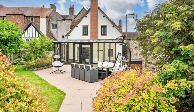 Beautiful villa for 8 guests with hot tub, WIFI, terrace and pets allowed