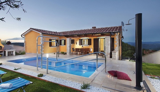 Beautiful villa for up to 8 people with a private pool