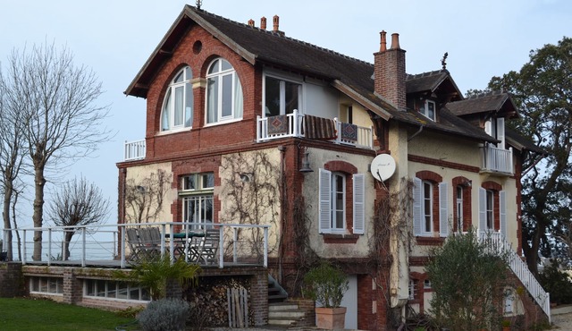 Beautiful Villa Houlgataise enclosed park full sea view unobscured