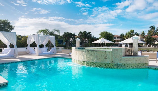 Beautiful Villa in Resort Community!