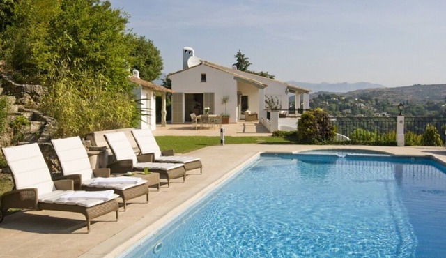 Beautiful villa in gated Domaine in French Riviera, stunning views, heated pool
