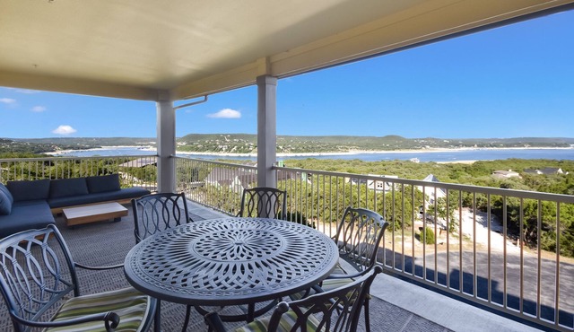 Beautiful Villa in Hollows Resort, Fantastic Panoramic View of Lake Travis, 4 Pools, Hiking Trails!