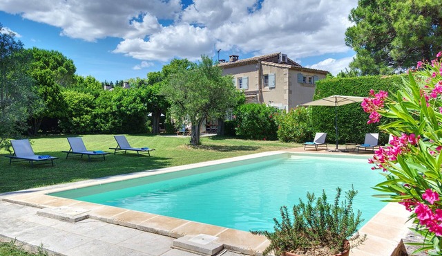 Beautiful Villa in Provence, large swimming pool and garden, village center