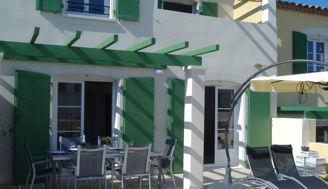 Beautiful villa in quiet residence, beach 800m. Free WiFi, bicycles