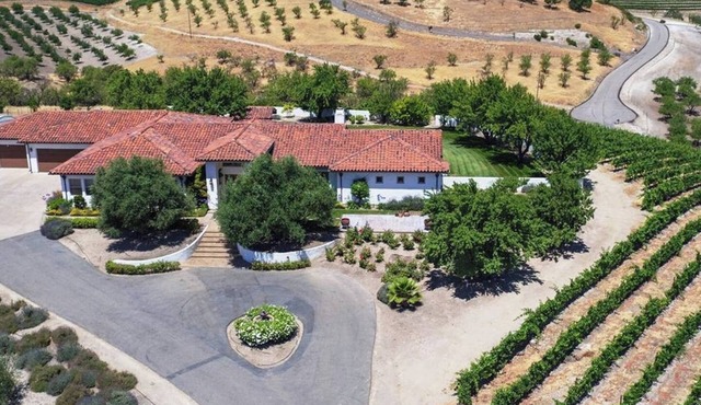 Beautiful villa in Paso Robles Wine Country with Swimming Pool and Hot Tub