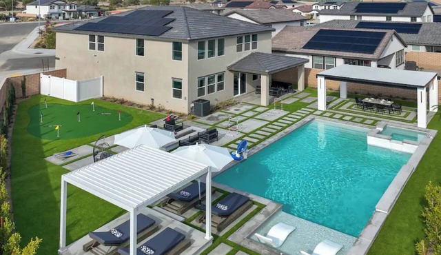 Beautiful Villa + Large Backyard,Putting Green & Game Room,indoor+outdoor games