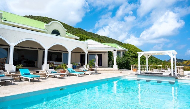 Beautiful villa with swimming pool and panoramic ocean view, relax!