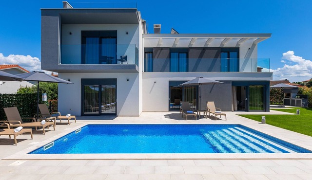 Beautiful Villa Monsa with sea views, just 5 km from Poreč